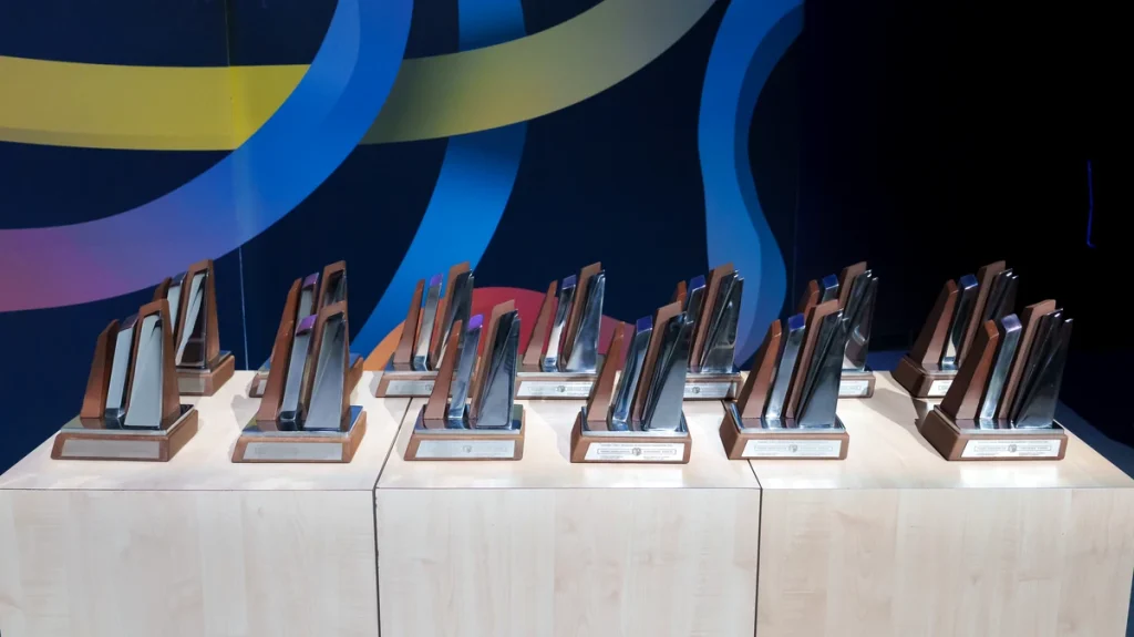 Trofeos de los Premios Euskadi Consumo en una mesa