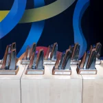 Trofeos de los Premios Euskadi Consumo en una mesa