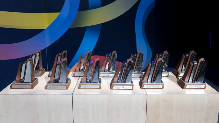 Trofeos de los Premios Euskadi Consumo en una mesa