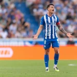 Jugador del Alavés en acción durante un partido de fútbol.