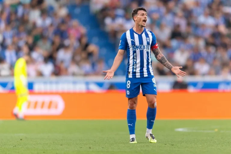 Jugador del Alavés en acción durante un partido de fútbol.