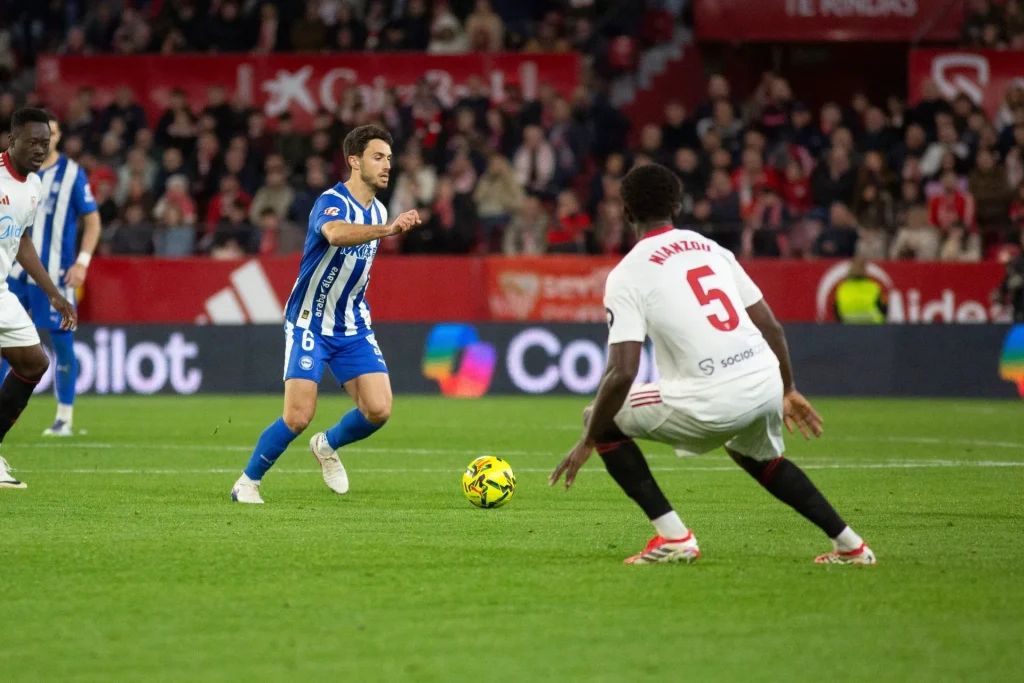 Jugador del Alavés driblando a un defensor del Sevilla en el Sánchez Pizjuán