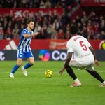 Jugador del Alavés driblando a un defensor del Sevilla en el Sánchez Pizjuán