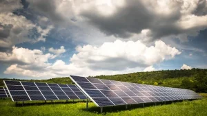 Paneles solares en un campo bajo un cielo nublado