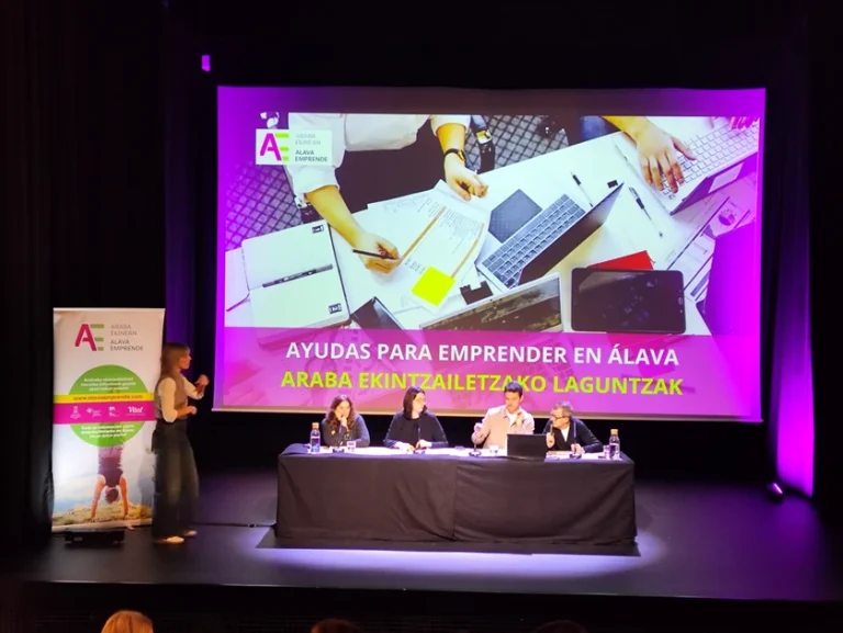 Mesa de presentación sobre ayudas para emprendedores en Álava