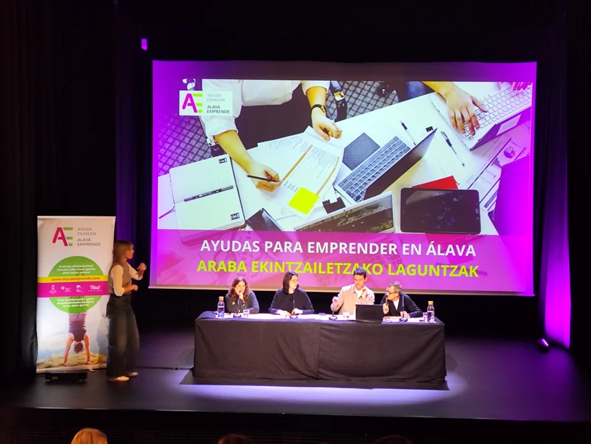 Mesa de presentación sobre ayudas para emprendedores en Álava