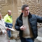 Personas observando trabajos de renovación en Laguardia