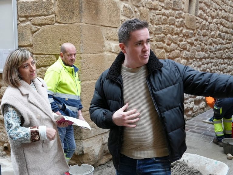 Personas observando trabajos de renovación en Laguardia