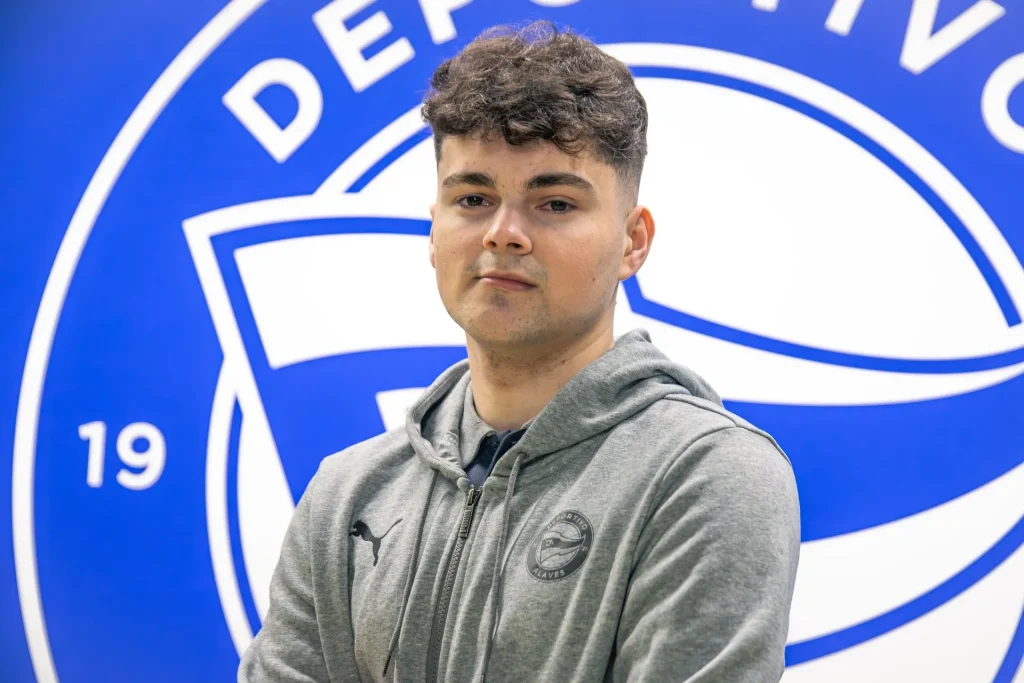 Iker Monti posando frente al logo del Deportivo Alavés.