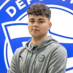 Iker Monti posando frente al logo del Deportivo Alavés.