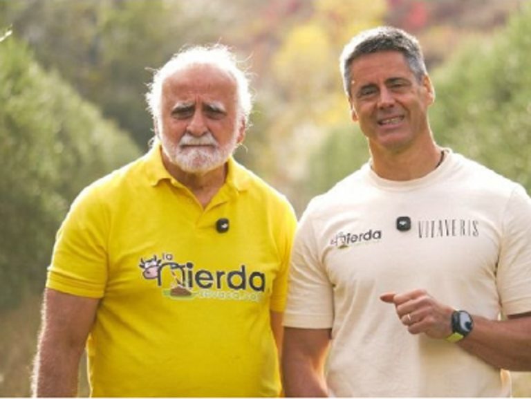 Dos hombres sonrientes en un campo de agricultura orgánica.