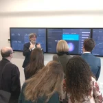 Presentación de estrategia cuántica con pantallas informativas