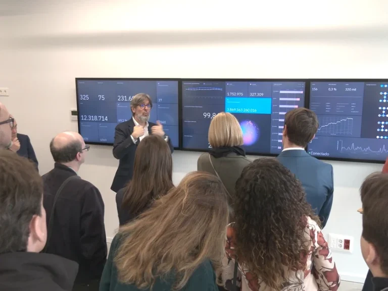 Presentación de estrategia cuántica con pantallas informativas