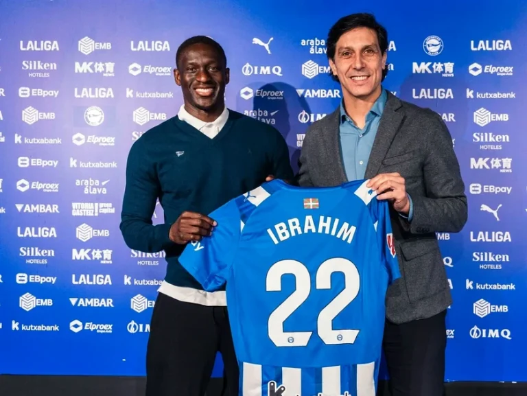 Ibrahim Diabaté presenta su camiseta del Alavés con el dorsal 22