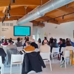 Reunión con participantes en un evento sobre ley agraria