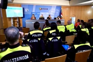 Rueda de prensa con autoridades y agentes de policía en Euskadi