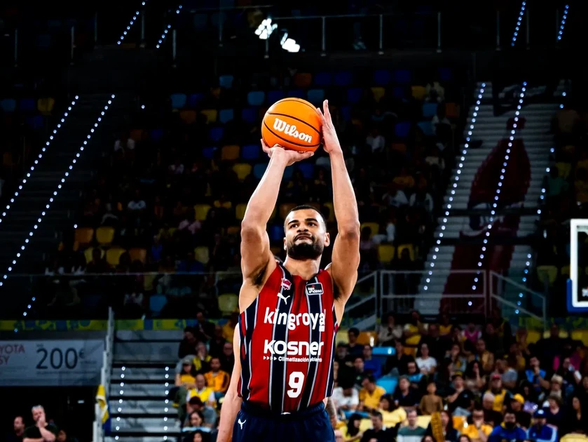 Jugador de baloncesto lanzando a canasta en un partido