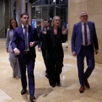 Grupo de personas caminando en un edificio moderno