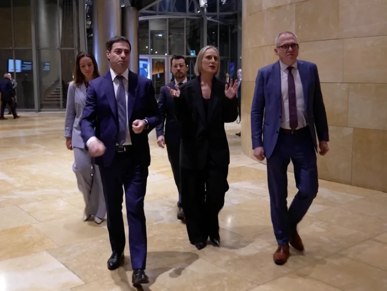 Grupo de personas caminando en un edificio moderno