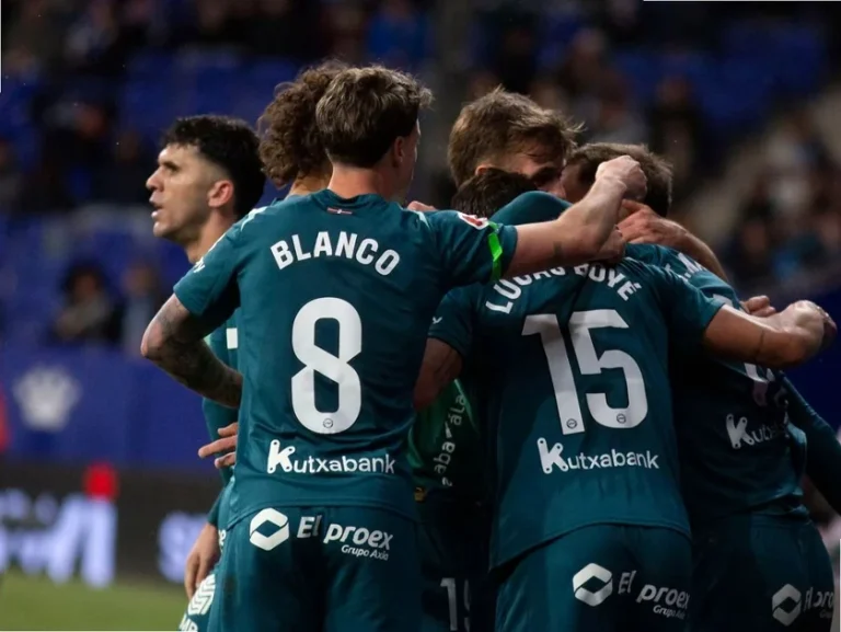 Jugadores del Deportivo Alavés celebrando un gol en el campo