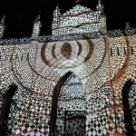 Instalación artística de luz en un edificio histórico