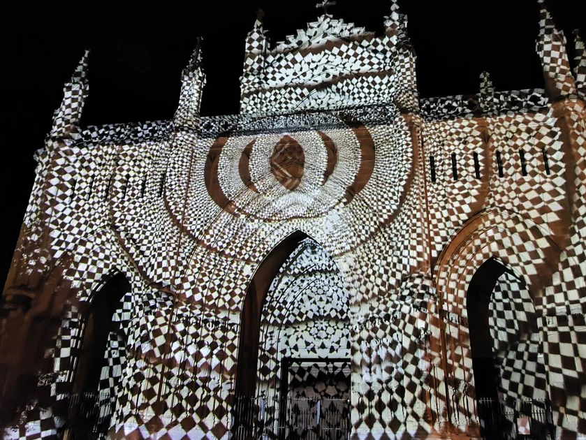 Instalación artística de luz en un edificio histórico