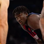 Jugador de baloncesto del Kosner Baskonia en acción durante un partido.
