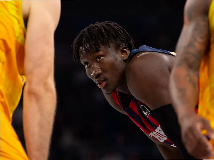Jugador de baloncesto del Kosner Baskonia en acción durante un partido.