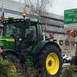 Tractor verde con pancarta en protesta contra acuerdo UE-Mercosur