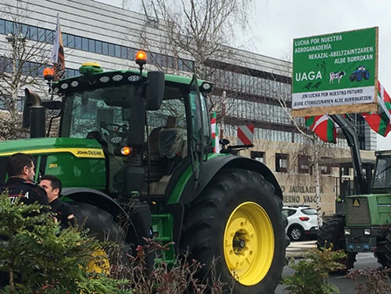 Tractor verde con pancarta en protesta contra acuerdo UE-Mercosur