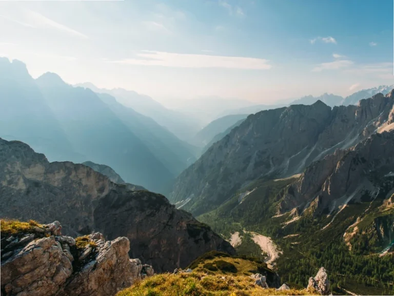 Vista panorámica de montañas y valles iluminados por el sol