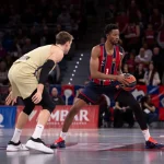 Jugadores de baloncesto en acción durante un partido
