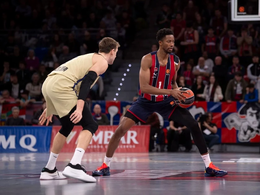 Jugadores de baloncesto en acción durante un partido