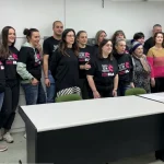 Grupo de trabajadores en huelga en el centro Benito Menni, todos con camisetas negras.