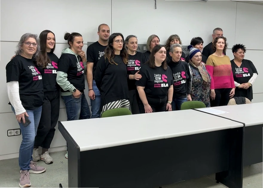 Grupo de trabajadores en huelga en el centro Benito Menni, todos con camisetas negras.
