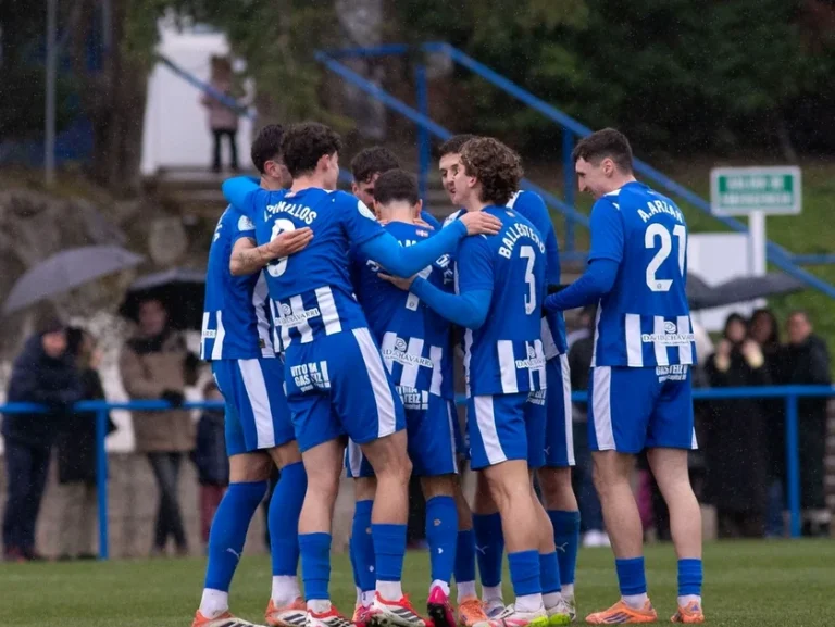 Jugadores del filial albiazul celebrando en el campo de fútbol