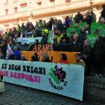 Multitud de personas en protesta con pancartas en Vitoria-Gasteiz