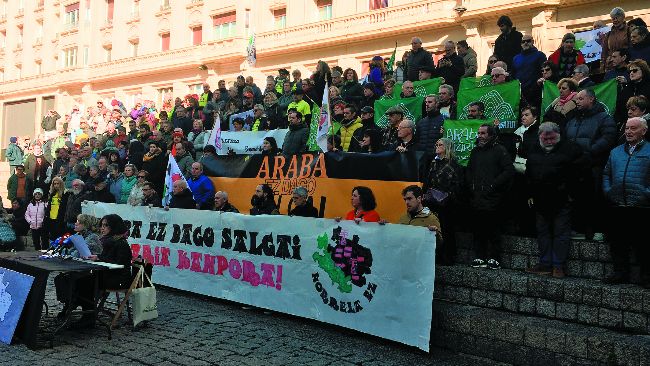 Multitud de personas en protesta con pancartas en Vitoria-Gasteiz