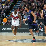 Jugadores de baloncesto en acción durante un partido