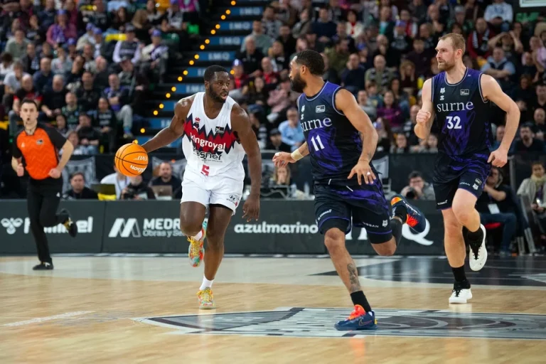 Jugadores de baloncesto en acción durante un partido