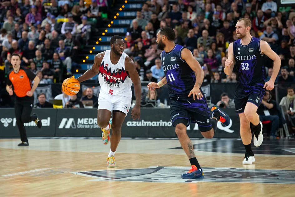 Jugadores de baloncesto en acción durante un partido