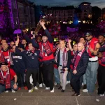 Aficionados del Baskonia celebrando con la Copa del Rey 2026