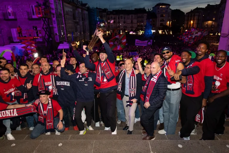 Aficionados del Baskonia celebrando con la Copa del Rey 2026