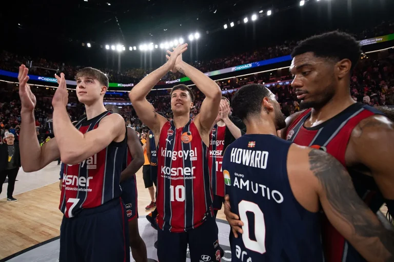 Jugadores de Baskonia celebran tras vencer a Tenerife en la Copa del Rey.