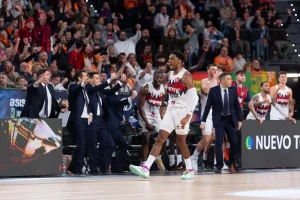 Jugadores del Baskonia celebran una victoria en el Roig Arena.