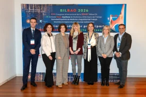 Grupo de profesionales en el congreso de salud laboral en Bilbao