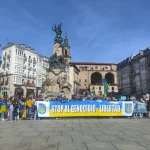 Manifestantes con pancartas en una plaza de Bilbao.