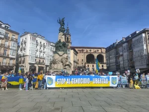 Manifestantes con pancartas en una plaza de Bilbao.