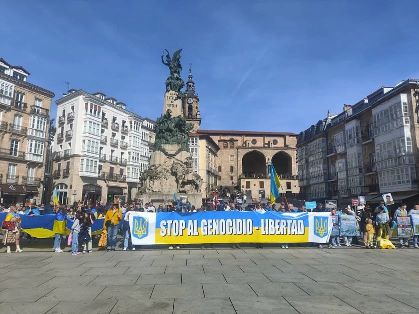 Manifestantes con pancartas en una plaza de Bilbao.