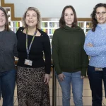 Cuatro mujeres científicas posando en un evento académico